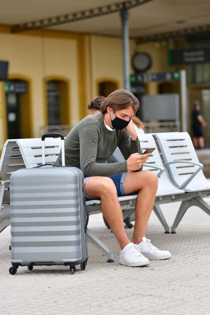 Foto homem sentado numa cadeira