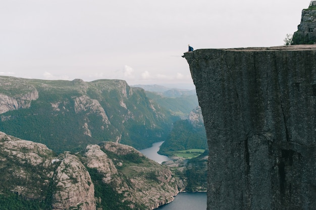 Homem, sentando, borda, preykestalen, noruega