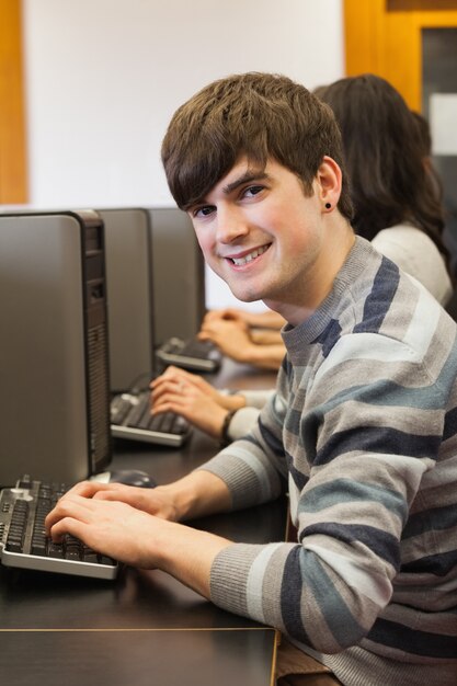 Homem, sentando, computador, sala, sorrindo