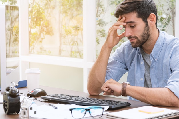 Homem sente dor cansaço visual segurando óculos esfregando olhos secos irritados fadiga do trabalho no computador homem estressado sofre de dor de cabeça problema de visão ruim sente-se em casa do trabalho