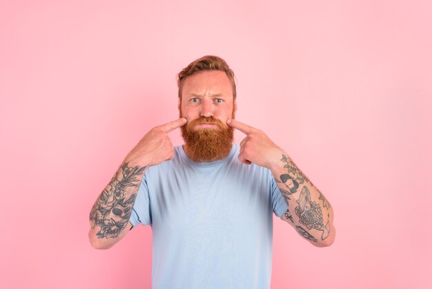 Homem sério com barba e camiseta azul claro