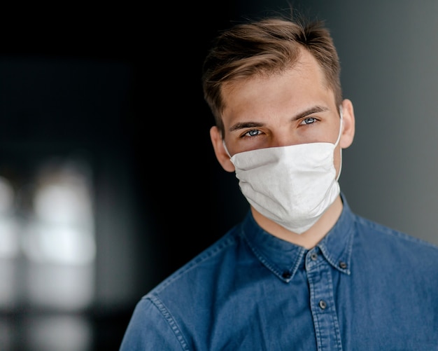 Homem sério com máscara protetora