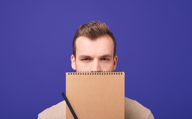 Foto homem sério com notebook.