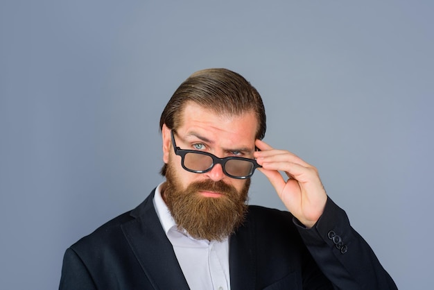 Homem sério de moda masculina em óculos empresário de moda em óculos homem bonito em óculos de sol