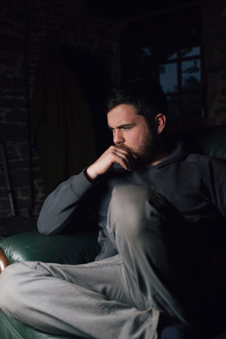 Foto homem sério no sofá no inverno