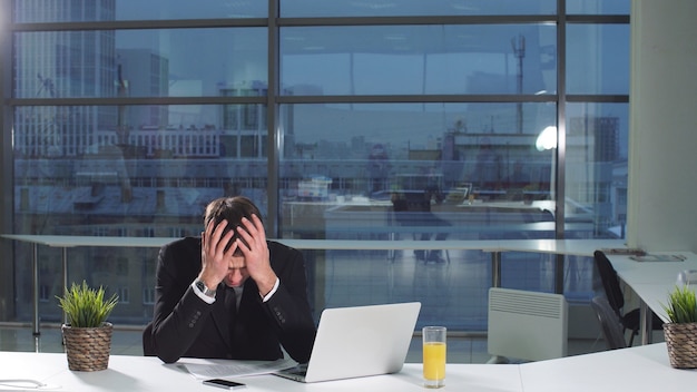 Homem sério sob estresse no trabalho