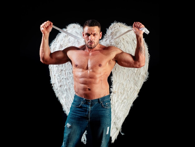 Homem sexy anjo cupido com asas de anjos para o dia dos namorados músculo forte lindo anjo masculino despojado