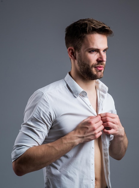 Homem sexy bonito sexy olhando retrato de homem bonito elegante em camisas clássicas de negócios de camisas com estampa branca jovem confiante bonito de pé na camisa