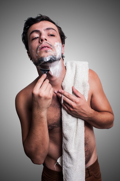 Foto homem sexy que raspa a barba