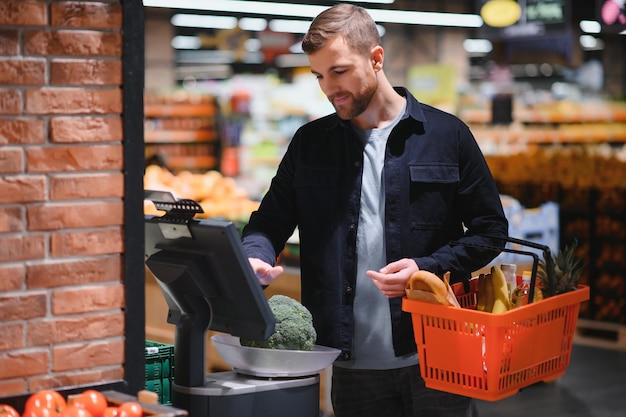 Homem, shopping, em, um, supermercado