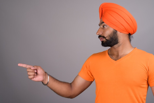 Homem sikh indiano com turbante e camisa laranja