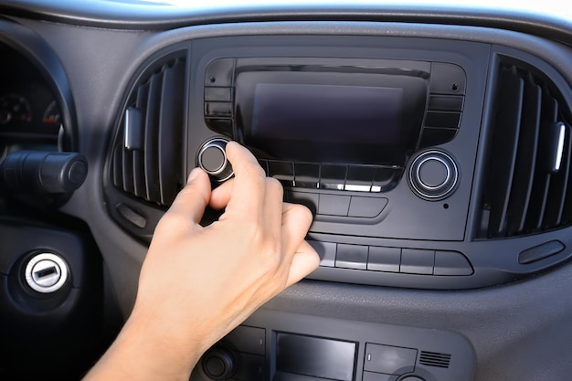 Foto homem sintonizando rádio de carro em close-up