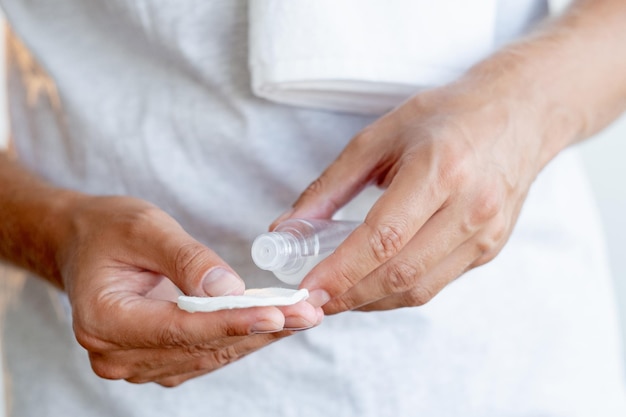 Homem skincare produto cosmético rosto tratamento mãos