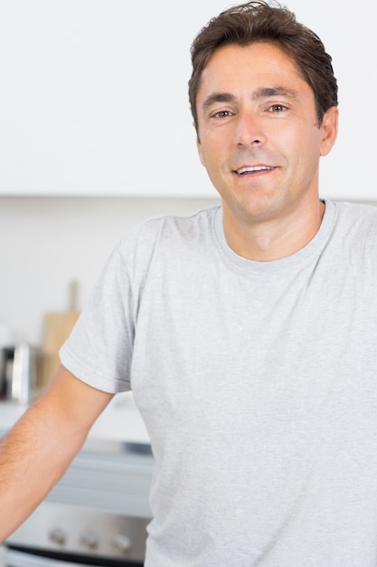 Homem smilimg na cozinha