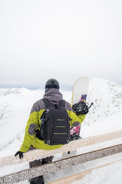 Homem snowboarder no topo da montanha chopok