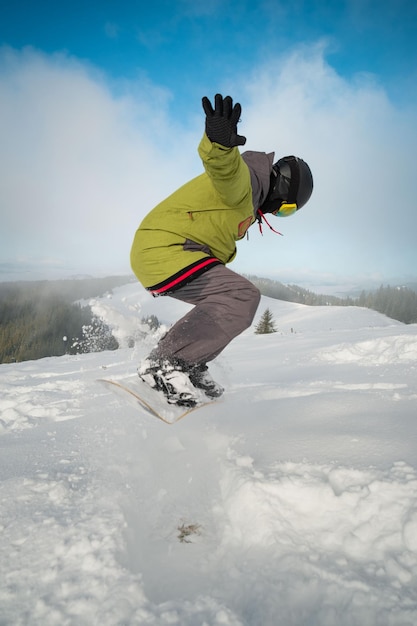 Homem snowboarder retrato montanhas dos Cárpatos no fundo