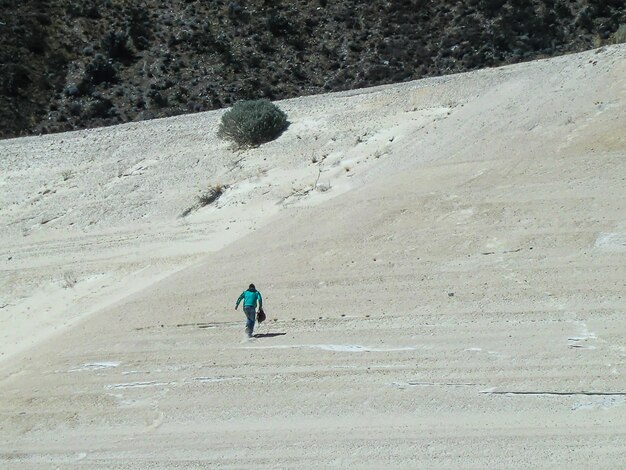 Homem solitário andando nas montanhas dos Andes peruanos