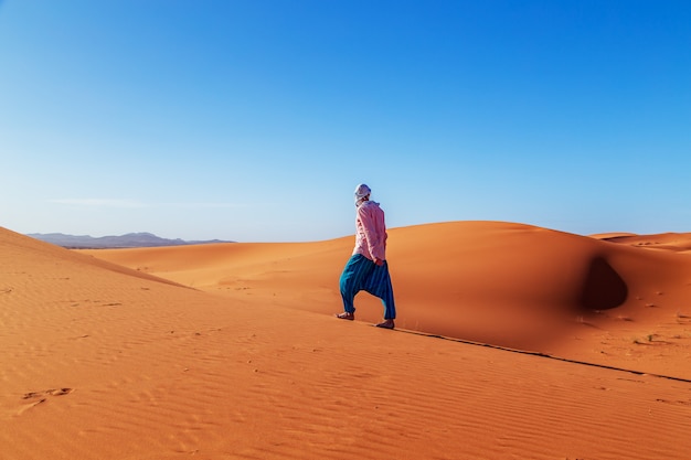 Homem solitário no deserto do Saara