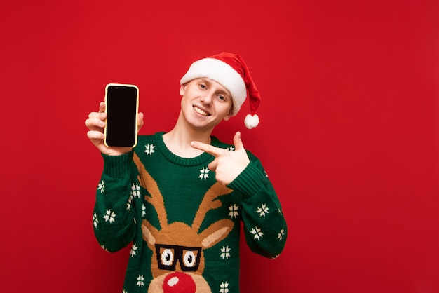 Homem sorridente aparecendo polegares na tela do smartphone preto