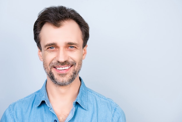 Homem sorridente casual posando com espaço de cópia