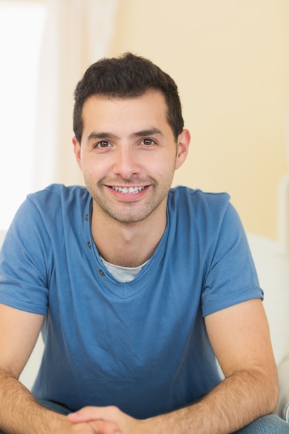 Foto homem sorridente casual relaxando no sofá