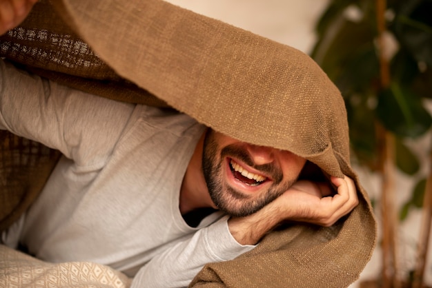 Foto homem sorridente close-up dentro de casa