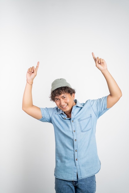 Homem sorridente com o dedo apontando para cima no fundo isolado