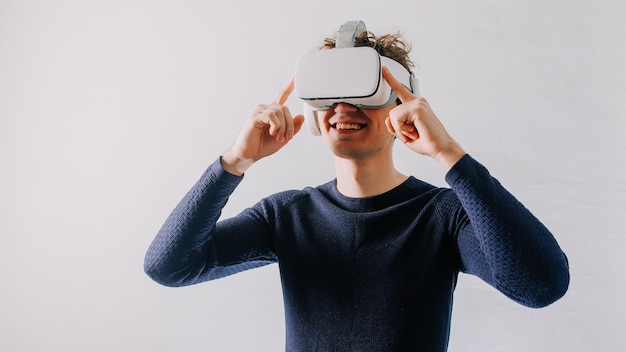 Homem sorridente com óculos VR nele Futuro do conceito de streaming