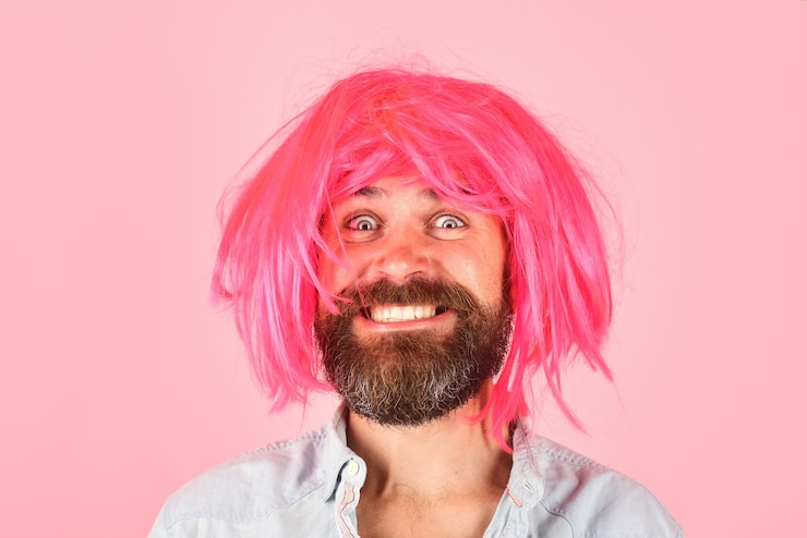 Foto homem sorridente com peruca feliz homem com peruca colorida sorrir fechar retrato de homem barbudo sorridente isolado