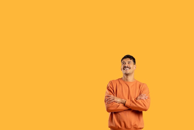 Foto homem sorridente de camisola laranja em amarelo