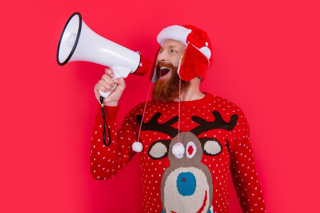 Homem sorridente de feliz natal anunciando no alto-falante sobre o vendedor de natal no natal