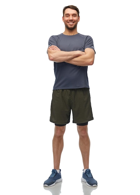 homem sorridente de roupas desportivas