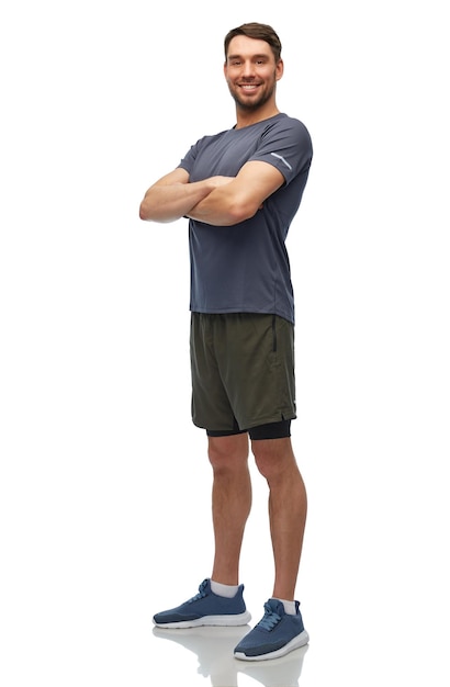 homem sorridente de roupas desportivas