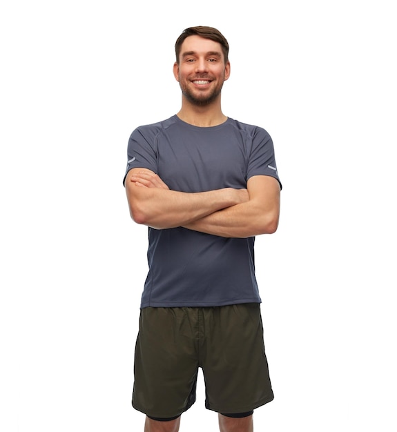 homem sorridente de roupas desportivas