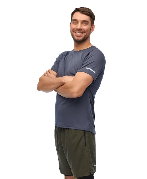 homem sorridente de roupas desportivas