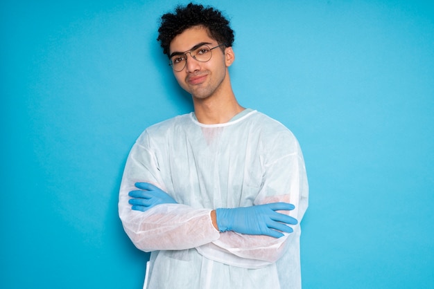 Foto homem sorridente de vista frontal com vestido médico