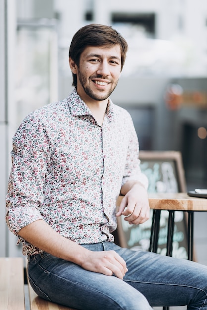 Homem sorridente elegante em ambiente urbano