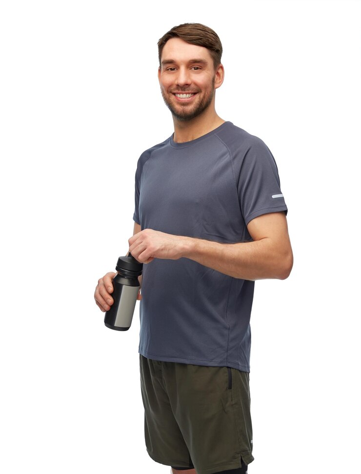 Foto homem sorridente em roupas esportivas com garrafa