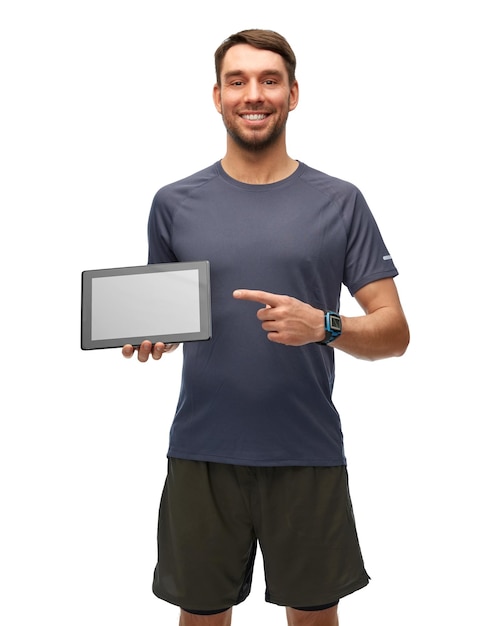 homem sorridente em roupas esportivas mostrando tablet PC