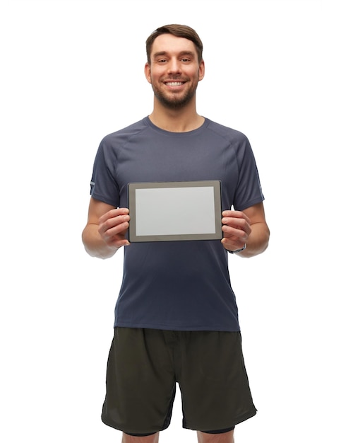 homem sorridente em roupas esportivas segurando tablet pc
