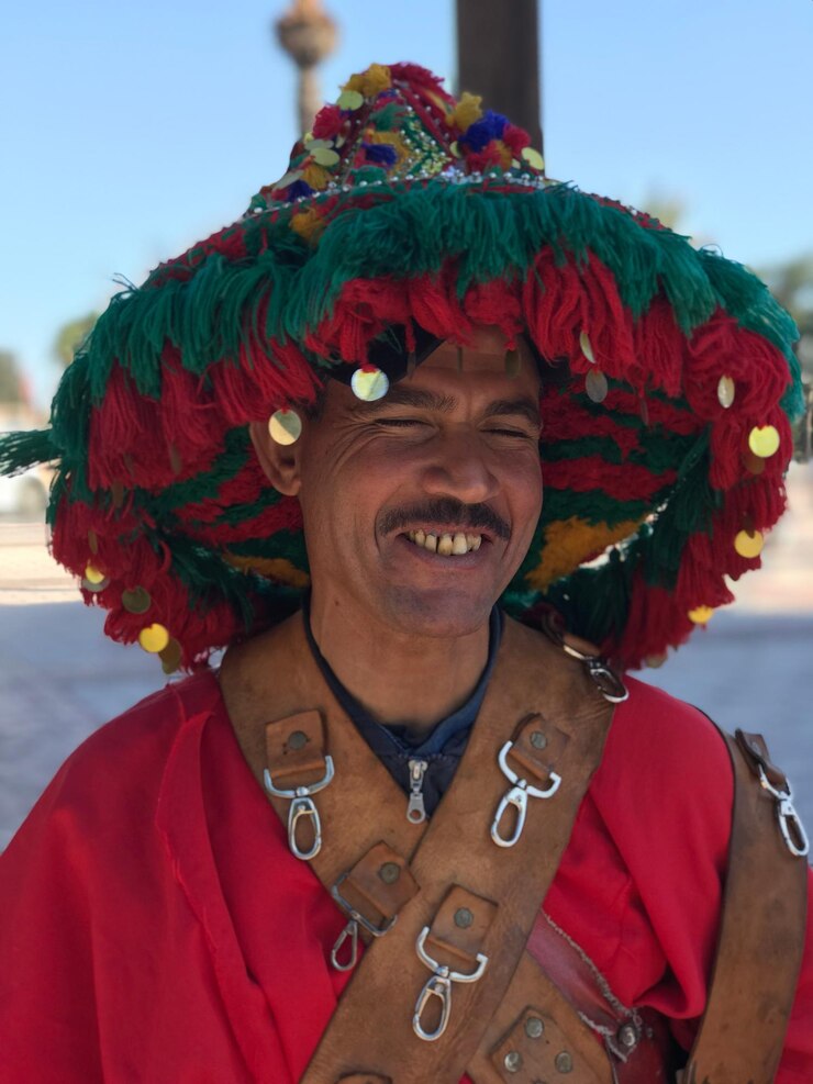 Foto homem sorridente em roupas tradicionais