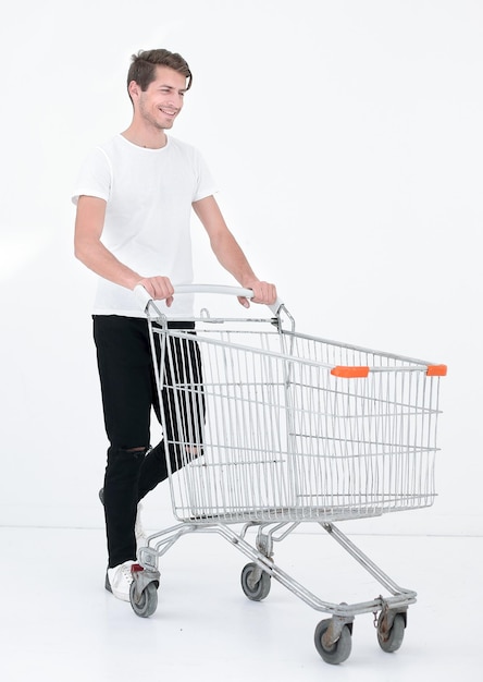 Homem sorridente empurrando carrinho de compras