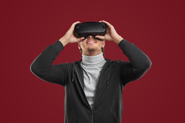 Homem sorridente explorando o mundo virtual em óculos vr