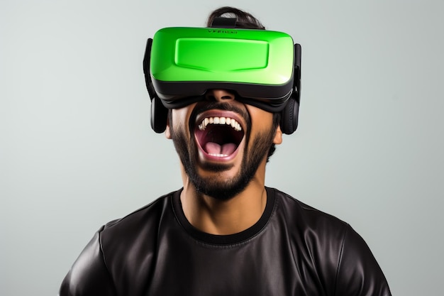 Foto homem sorridente fazendo gestos enquanto usa fone de ouvido de realidade virtual