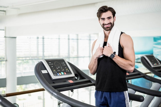 Homem sorridente, ficar, ligado, treadmill, em, a, ginásio