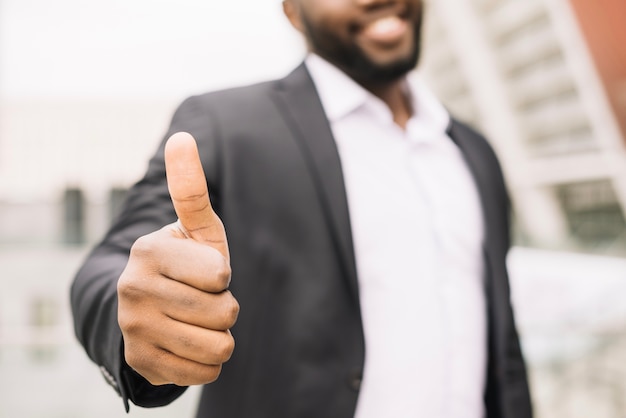 Foto homem sorridente gesticulando polegar para cima