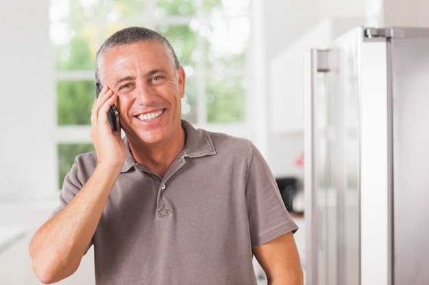 Homem sorridente no telefone