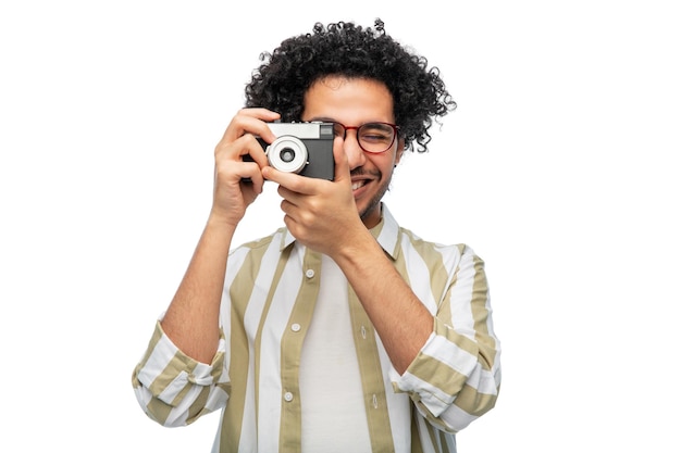 homem sorridente ou fotógrafo com câmera de filme