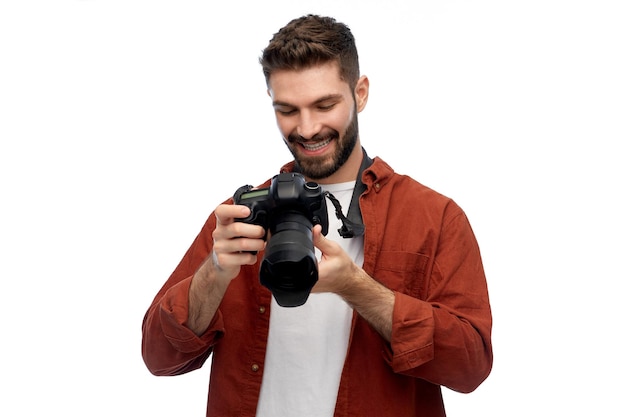 homem sorridente ou fotógrafo com câmera digital