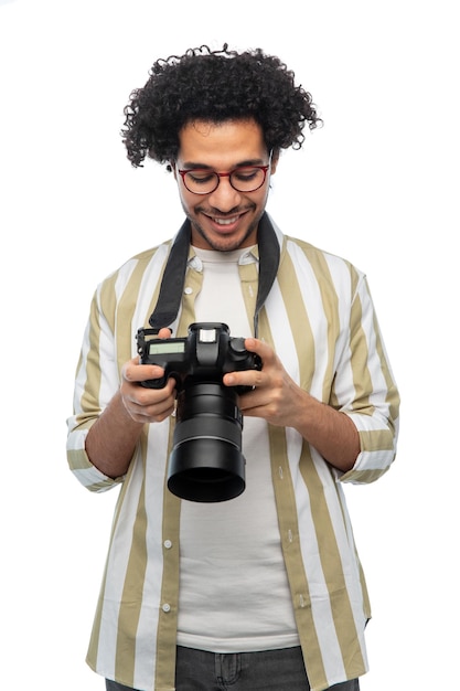 homem sorridente ou fotógrafo com câmera digital